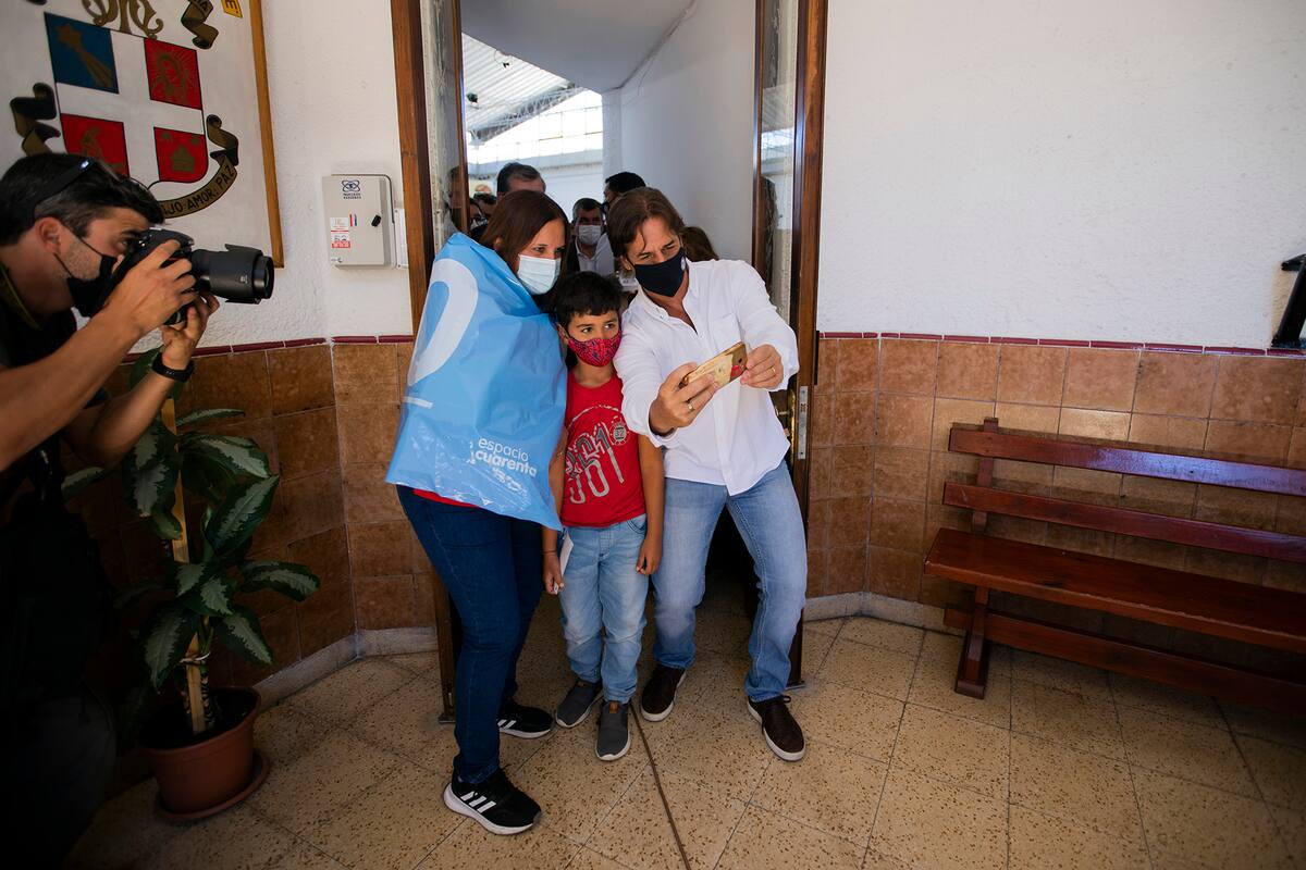Luis Lacalle Pou se sacó fotos después de votar en Canelones (AP Photo/Matilde Campodonico)