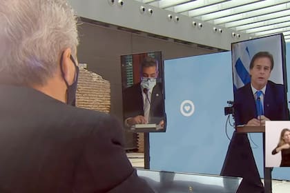Alberto Fernández mira el discurso de Luis Lacalle Pou en la reciente cumbre virtual del Mercosur, que terminó con tensión