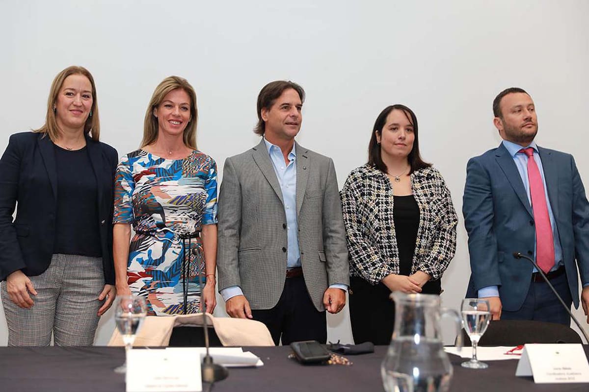Luis Lacalle Pou y su esposa, Ponce de León, en la segunda edición del Programa Sembrando Redes Sociales, a través del cual se otorgarán 400 becas para que emprendedores de todo el país