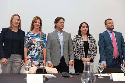 Luis Lacalle Pou y su esposa, Ponce de León, en la segunda edición del Programa Sembrando Redes Sociales, a través del cual se otorgarán 400 becas para que emprendedores de todo el país