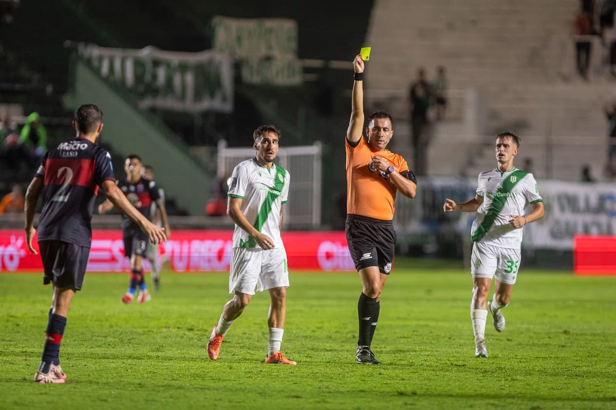 Luis Lobo Medina amonesta a Joaquín Laso, defensor de Tigre; en el ojo de la tormenta tras la publicación de supuestas conversaciones comprometedoras, el árbitro tucumano dirigió bien en la cancha de Banfield.