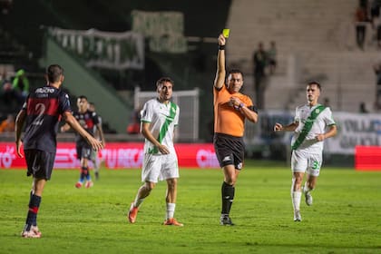 Luis Lobo Medina amonesta a Joaquín Laso, defensor de Tigre; en el ojo de la tormenta tras la publicación de supuestas conversaciones comprometedoras, el árbitro tucumano dirigió bien en la cancha de Banfield.