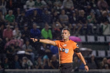 Luis Lobo Medina, el árbitro acusado de manipulación de partidos, tuvo una noche alejado de polémicas en Banfield 1 vs. Tigre 0, por el torneo Apertura.