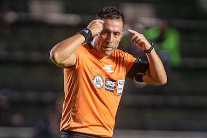 Luis Lobo Medina, el árbitro de Belgano vs. Huracán