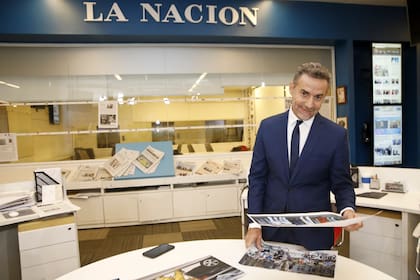 Luis Majul en la redacción de La Nación antes de salir a aire en su programa La Cornisa