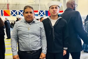 Tiene más de 20 años en EE.UU. y es oficial de la Marina, pero el ICE detuvo a su padre