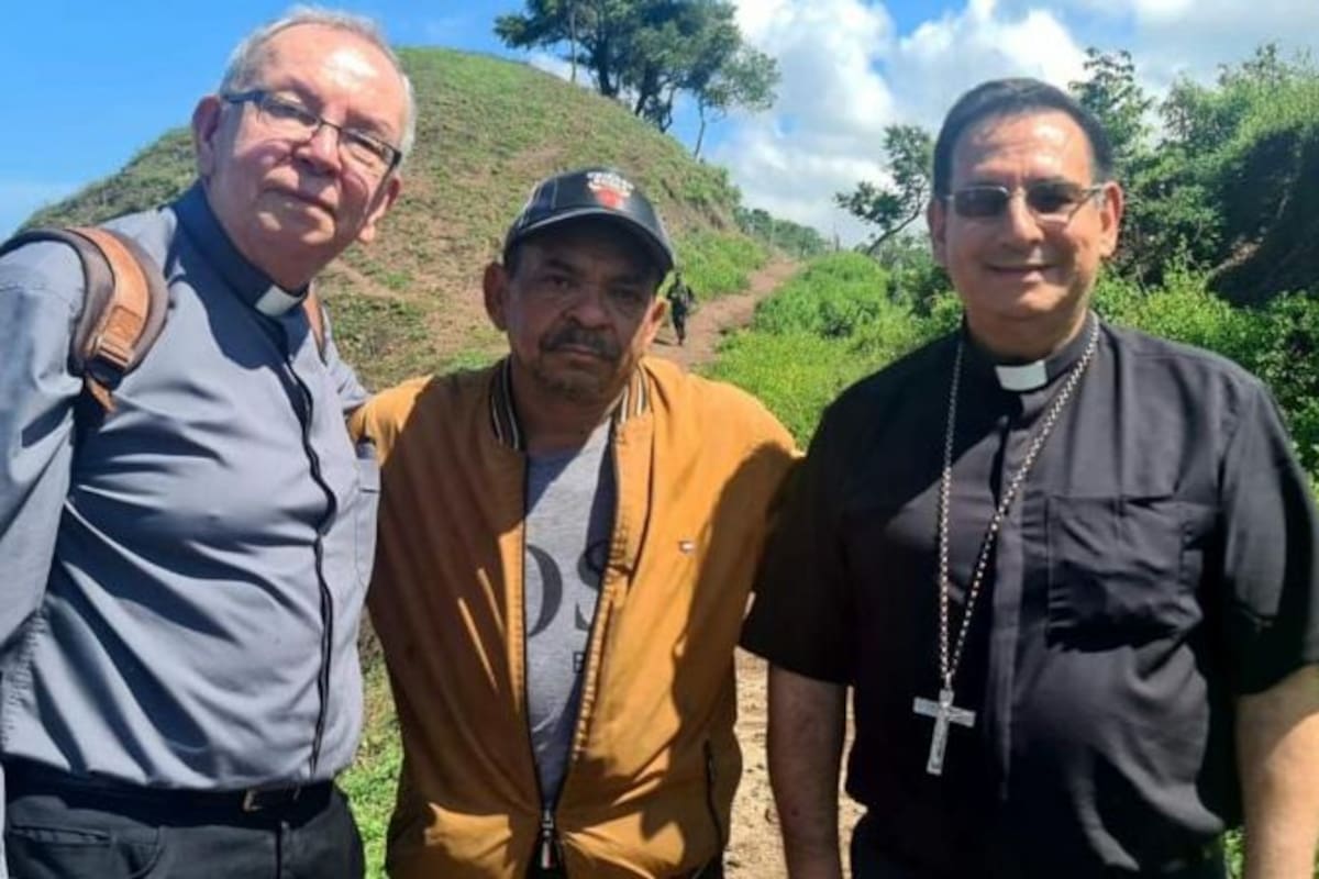 Luis Manuel Díaz (centro) tras ser liberado. Aparece junto al monseñor Francisco Ceballos, obispo de Riohacha, y el monseñor Héctor Henao