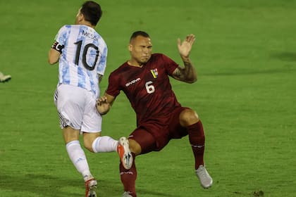 Luis Martinez, comete una dura falta ante Messi
