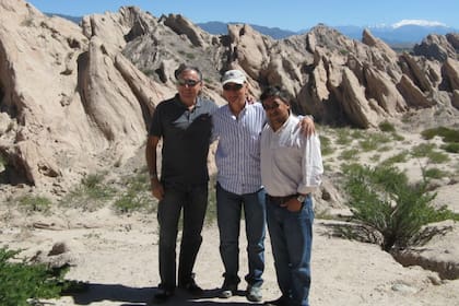 Luis Maurette, Fernando Maurette y Raúl Noceti en Angastaco, donde tienen el viñedo de la uva torrontés