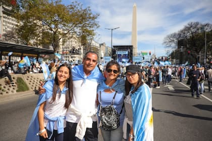 Luis Mendizábal, su esposa Alba y sus hijas