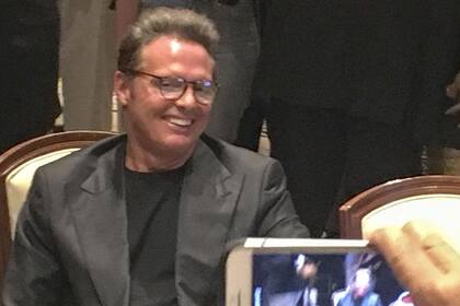 Luis Miguel acosado por las fans en un casino en Las Vegas