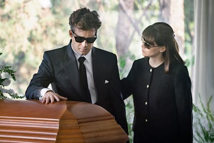 Luis Miguel (Diego Boneta) y Lucía Miranda (Luz Cipriota) en la escena del funeral de Hugo López en Luis Miguel, la serie