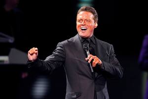 Luis MIguel en Los Ángeles, en un concierto de 2017; este jueves inicia su nueva gira mundial en la Argentina, en el Movistar Arena porteño