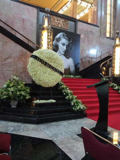 Luis Miguel envió un arreglo floral elaborado con 1400 rosas blancas al funeral de Silvia Pinal