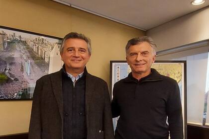Luis Miguel Etchevehere con Mauricio Macri. Para el exministro de Agricultura, la "idea" de la usurpación fue "ir contra la Sociedad Rural Argentina (SRA), contra el expresidente Mauricio Macri y contra la Argentina productiva y de la inversión”