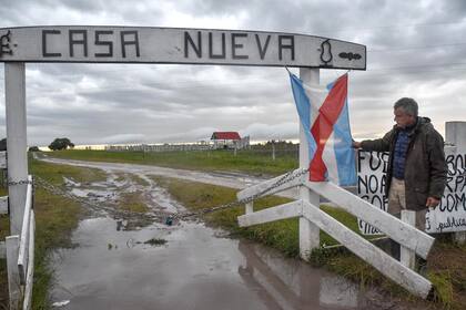 Luis Miguel Etchevehere en la puerta del campo del cual denunció su usurpación