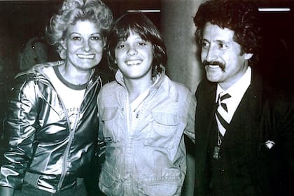 Luis Miguel junto a su madre y a su padre