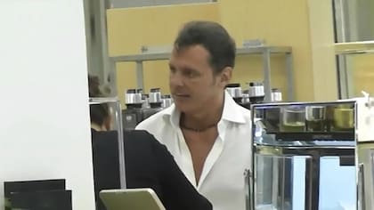 Luis Miguel lució su bronceado y su camisa abierta en el pecho