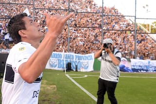 Los motivos por los que Pulga Rodríguez jugó apenas seis meses en Gimnasia y volvió a Colón