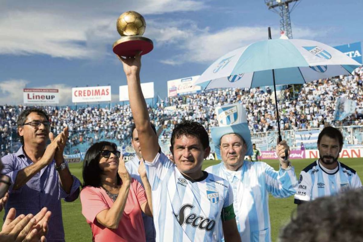 Luis Miguel Rodríguez, premiado en marzo en el estadio José Fierro por haber pasado los 100 goles en Atlético