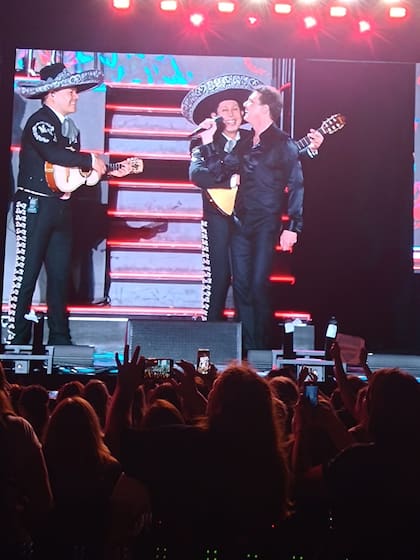 Luis Miguel se divierte en el escenario junto a sus mariachis