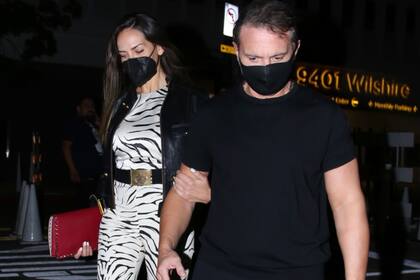 Luis Miguel y su novia argentina, Mercedes Villador, llegaron luciendo barbijos