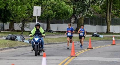 Luis Molina y Gustavo Comba, en los 5k del Alto Avellaneda