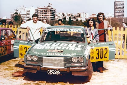 Luis Mugica (de bigotes) junto a Cristina González, antes de partir. Del otro lado, el gran mecánico Ramón Roda