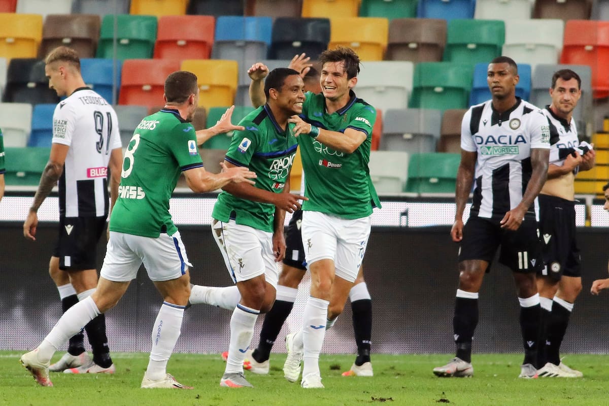 Luis Muriel festeja uno de los dos golazos que marcó en el triunfo de Atalanta, el equipo que revoluciona el fútbol italiano