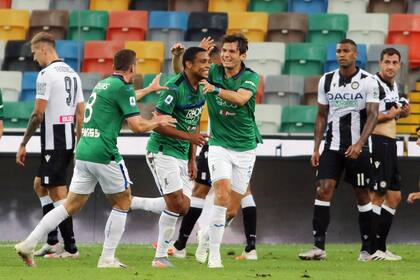 Luis Muriel festeja uno de los dos golazos que marcó en el triunfo de Atalanta, el equipo que revoluciona el fútbol italiano