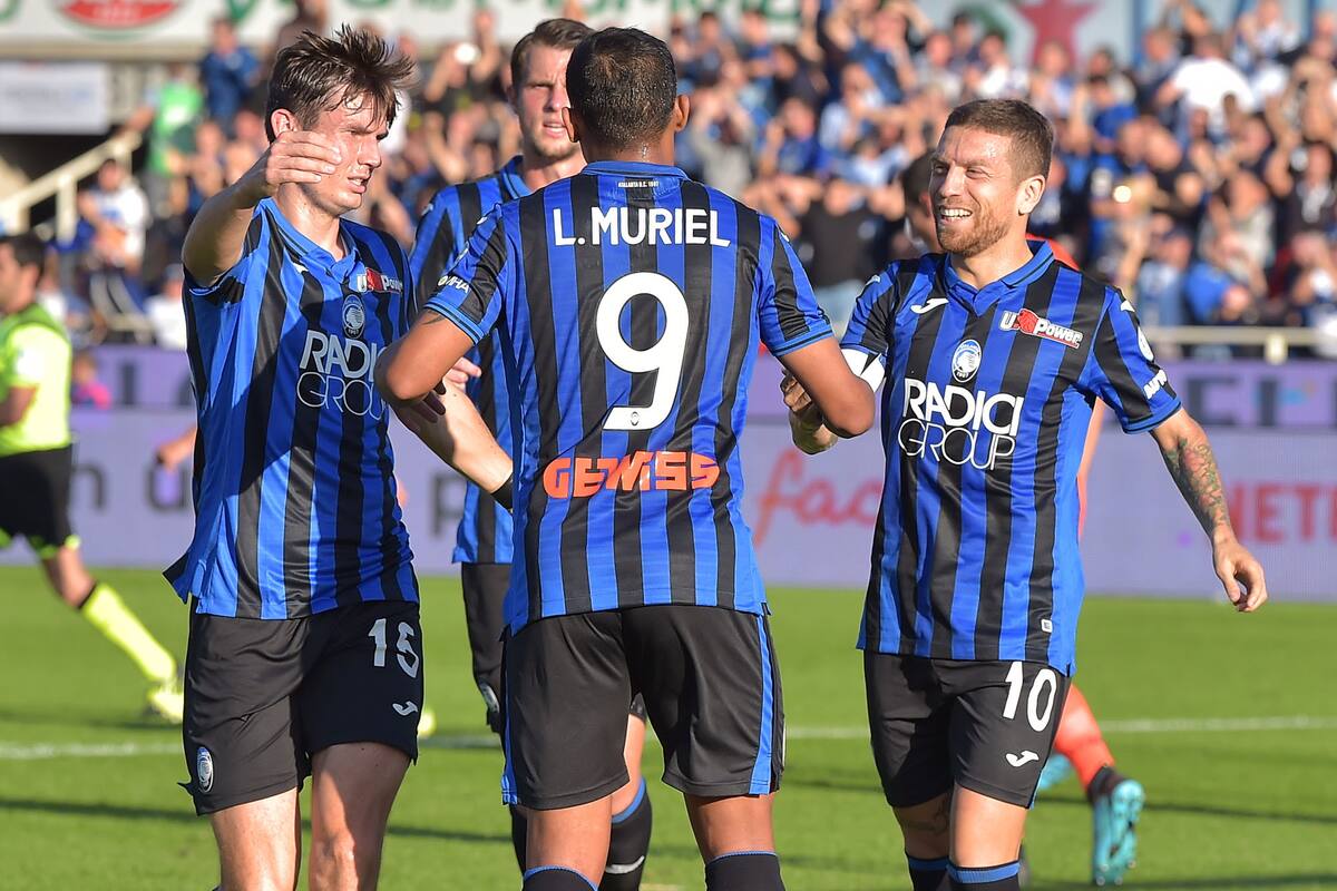 Luis Muriel recibe el abrazo de sus compañeros, entre ellos el argentino Alejandro "Papu" Gómez, capitán de Atalanta: el colombiano anotó tres goles.
