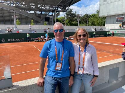 Luis Navone y Analía Vizzón, el papá y la mamá de Mariano Navone, felices por cumplir el sueño de verlo competir (y ganar) a su hijo en el Abierto de Francia
