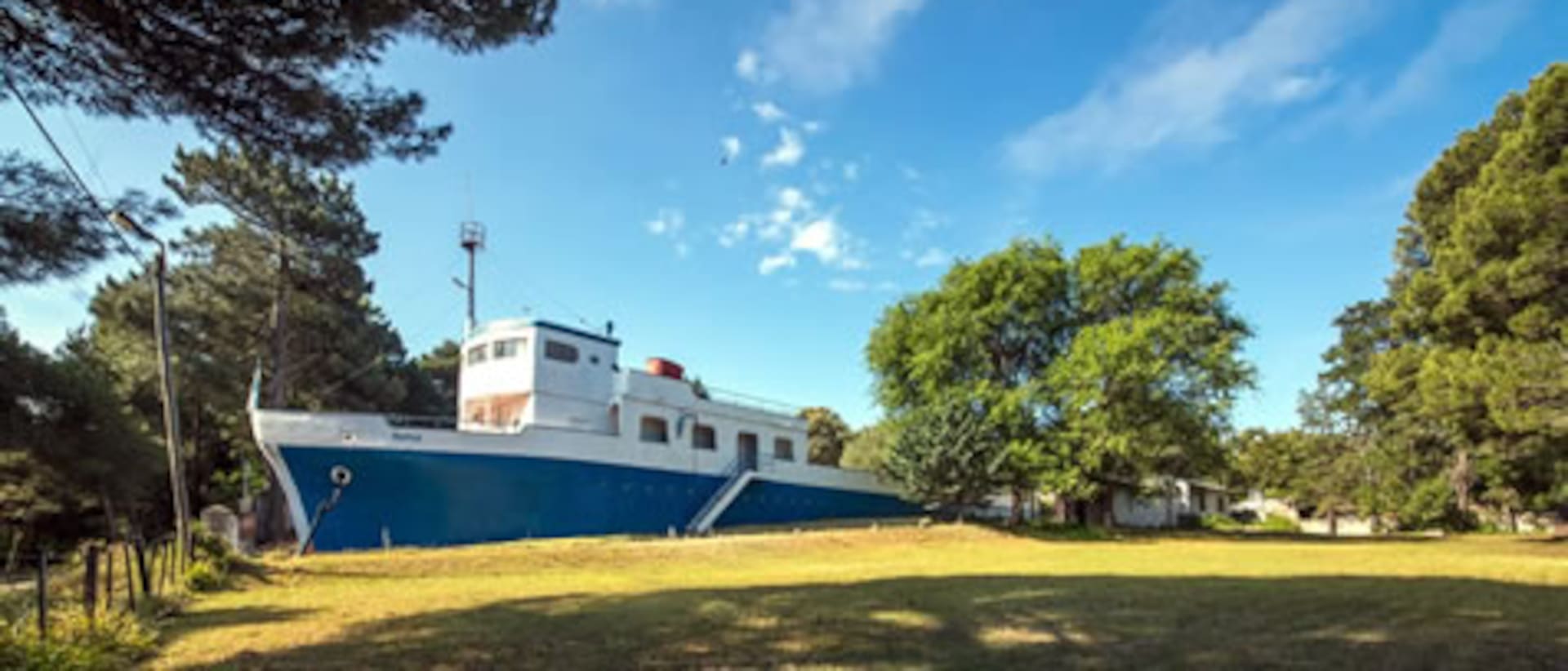 Luis Novelli construyó su casa de fin de semana en Pehuen Co copiando el modelo de un barco, como el que lo trajo a la Argentina (Foto: casabarco.com.ar)