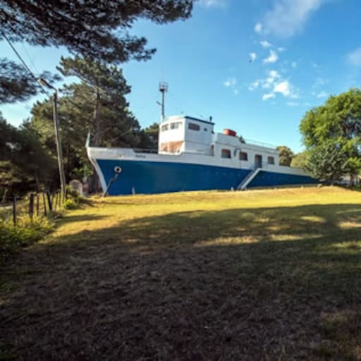 Luis Novelli construyó su casa de fin de semana en Pehuen Co copiando el modelo de un barco, como el que lo trajo a la Argentina (Foto: casabarco.com.ar)