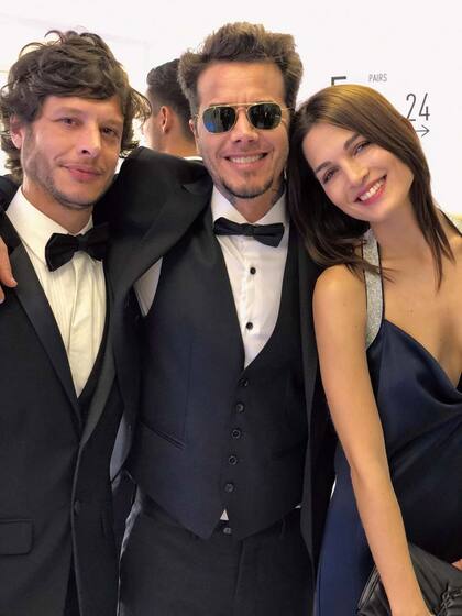 Luis Ortega llegó solo, pero el fin de semana se sumó su novia, la modelo y actriz Mia Flores Pirán. Su hermano Sebastián, que dejó de lado su habitual look relajado y se vistió para la ocasión con traje de Rochas. A su lado, inseparable, su novia Carla Moure.