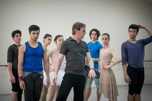 Luis Ortigoza, durante un ensayo con el Ballet del Teatro Municipal de Santiago, donde lleva más de 30 años de historia