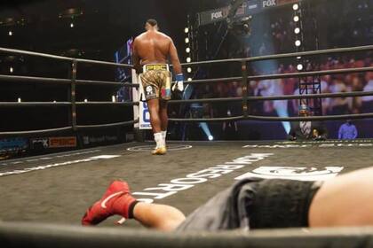 Luis Ortiz se marcha a su rincón después de dejar tendido en la lona a Flores; King Kong volvió a los 41 años y quiere otra chance entre los pesados