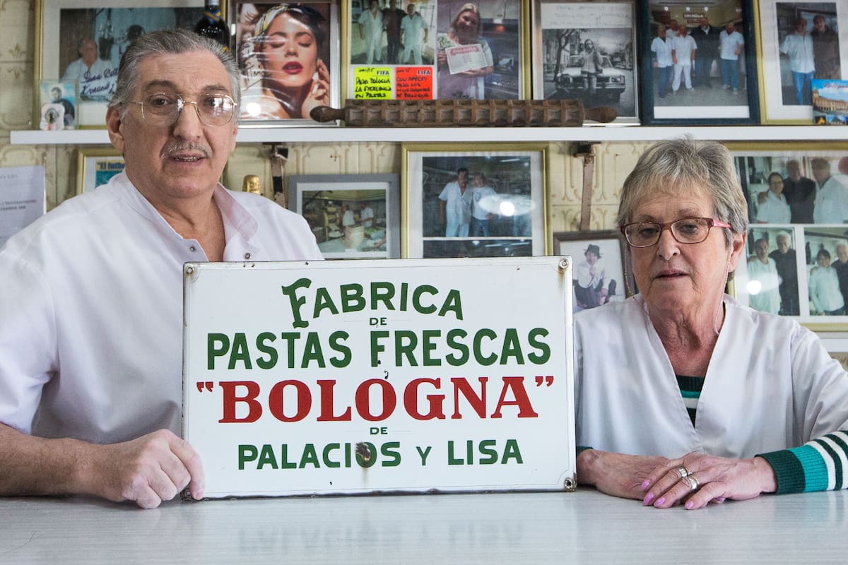 Luis Palacios y Alicia Alvarez, en el mostrador de Bologna