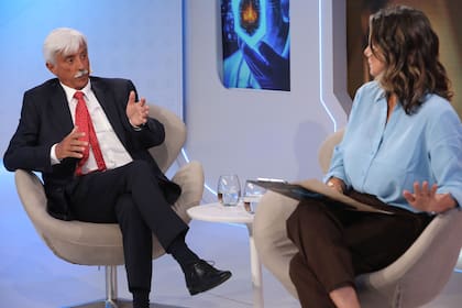 Luis Pedro junto a Carla Quiroga en el panel "El valor de la robótica en las cirugías"