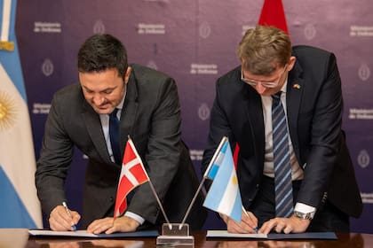 Luis Petri cuando se reunió con el ministro de Defensa de Dinamarca, Troels Lund Poulsen, por la firma de la compra de aviones F-16