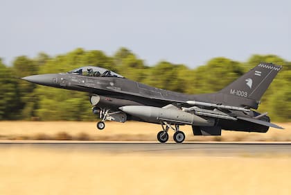 Luis Petri en Dinamarca durante el acto de entrega de los 24 aviones de combate F16