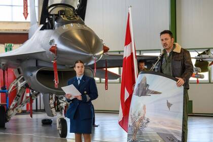 Luis Petri en Dinamarca durante la firma del acuerdo de los 24 aviones de combate F16