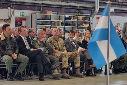 Luis Petri en Dinamarca durante la firma del acuerdo de los 24 aviones de combate F16