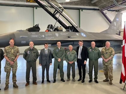 Luis Petri estuvo en Dinamarca junto con los 24 aviones de combate que compró la Argentina (Foto: Instagram @
luispetriok)