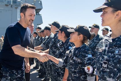 Luis Petri saluda a oficiales de la Armada.