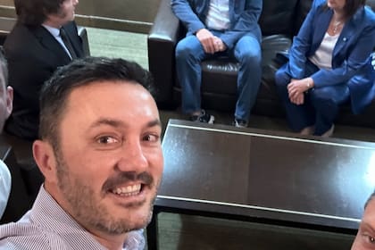 Luis Petri se toma una selfie con Milei, Macri y Bullrich de fondo