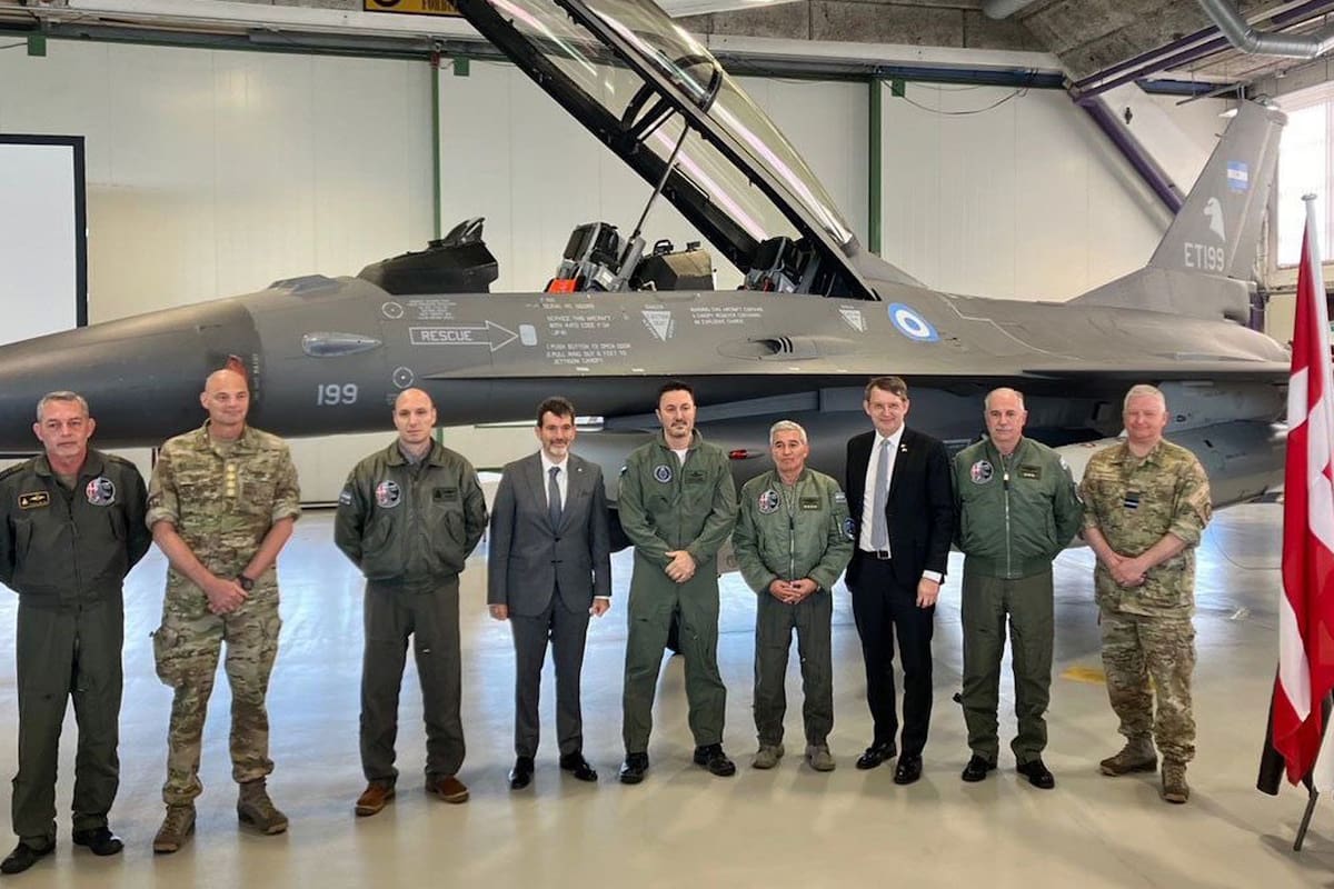 Luis Petri viajó a Dinamarca para sellar la compra de los 24 aviones de combate F-16.