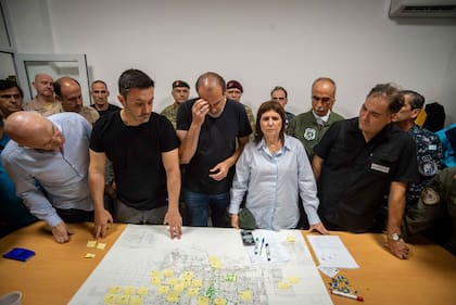 Luis Petri y Patricia Bullrich en Bahía Blanca durante el operativo de emergencia