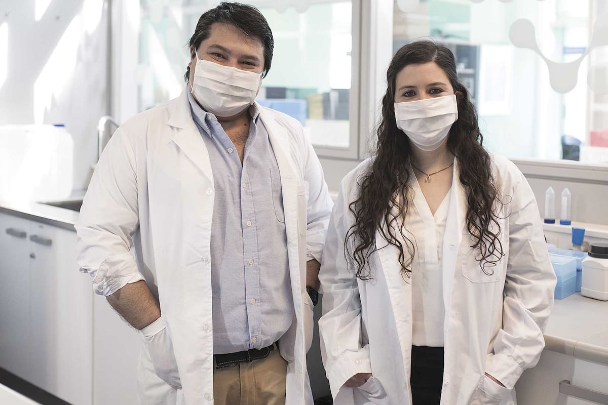 Luis Pierpauli y Florencia Piccinini, creadores de un test portátil y ultrarrápido de covid-19.