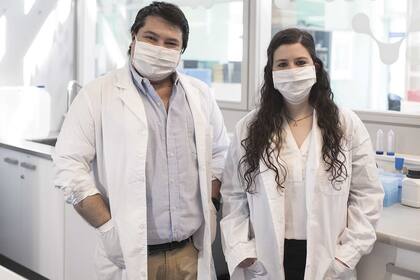 Luis Pierpauli y Florencia Piccinini, creadores de un test portátil y ultrarrápido de covid-19.